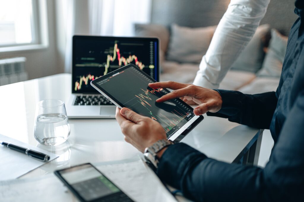 Un hombre mirando el desempeño de un ETF en su tablet.