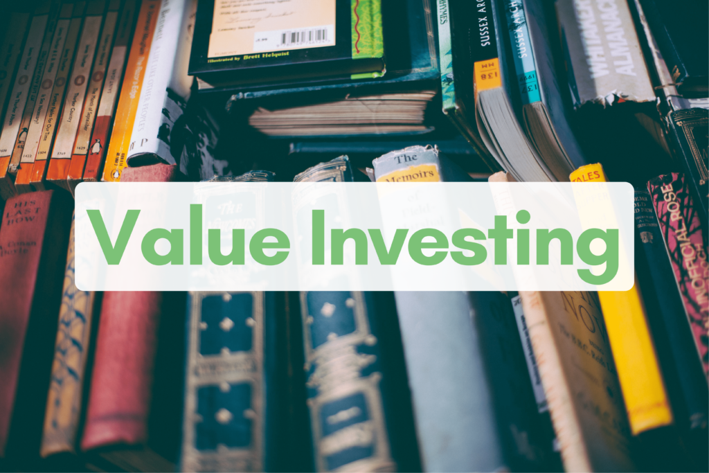 Unos libros en el fondo y la palabra "value investing" sobre-saliendo.