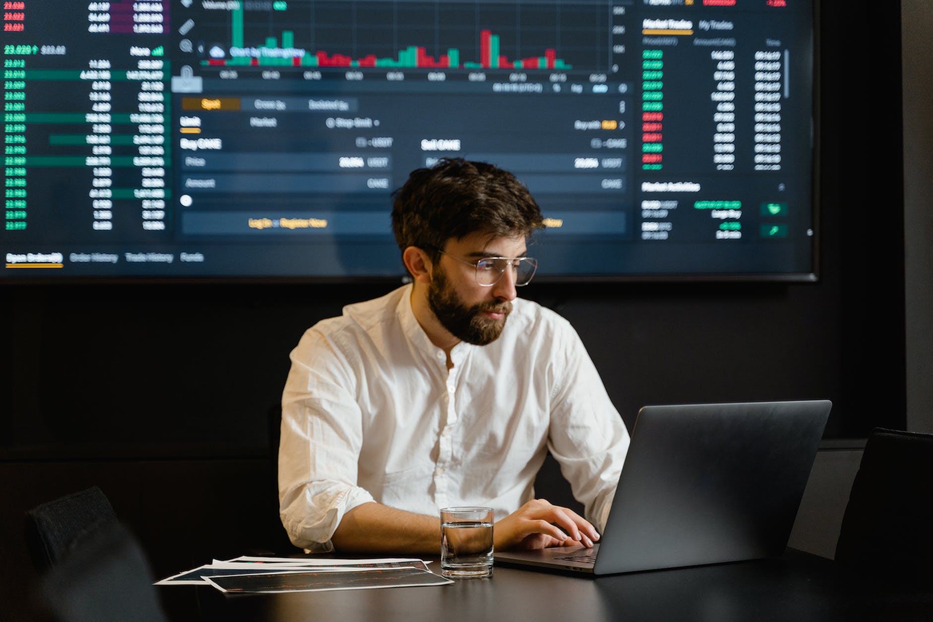 Un hombre buscando brokers en su computadora.